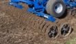 Bogie T-ring packer 
Alternatively to the standard roller, the semi-mounted MaxiDisc can be equipped with a bogie-T-ring packer roller. This roller enhan- ces machine stability and creates a finer structured seed bed. 