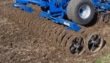 Bogie T-ring packer 
Alternatively to the standard roller, the semi-mounted MaxiDisc can be equipped with a bogie-T-ring packer roller. This roller enhan- ces machine stability and creates a finer structured seed bed. 